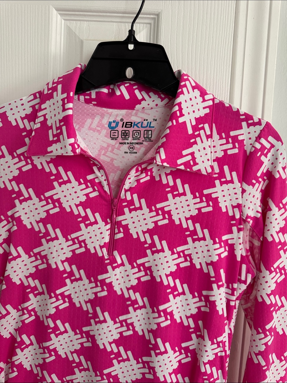 IBKUL Hot Pink & White Geometric Zip Polo